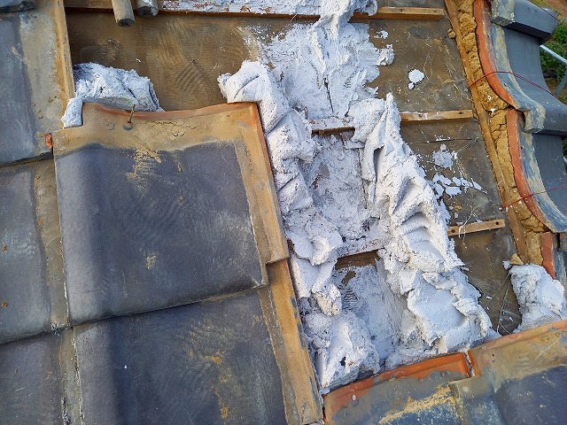 なんばんを使用して瓦を戻す作業